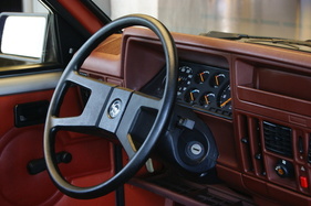 Opel Corsa 1.2 S Luxus (1983) – mit dem optionalen "4-Speichen-Komfortlenkrad"