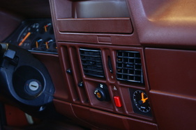 Opel Corsa 1.2 S Luxus (1983) – serienmässige, aber ungünstig positionierte Zeituhr