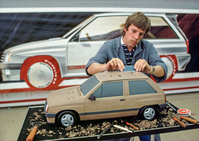 Opel Corsa (1982) – Tonmodell des finalen Entwurfs. Spannend ist die verspoilerte und verbreiterte Sport-Version im Hintergrund