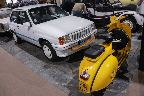 Opel Corsa (1988) – zu haben für EUR 1900; die Vespa 150 CM von 1964 war mit EUR 4800 deutlich teurer angeschrieben – Rétromobile Paris 2025