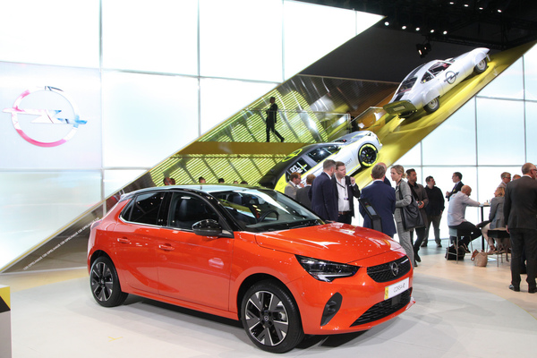 Opel Corsa (2019) - und im Hintergrund ein elektrischer Opel GT von 1971 - IAA in Frankfurt 2019