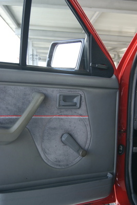 Opel Corsa GSi (1989) – Abnutzung serienmässig; Fensterkurbel mit Ziernaht ringsum