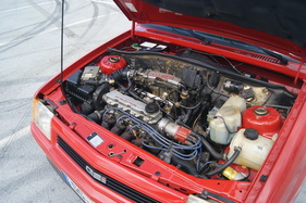 Opel Corsa GSi (1989) – der Motor präsentiert sich hübsch mit silbernem Ventildeckel und roten Schriftzügen