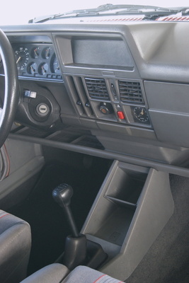 Opel Corsa GSi (1989) – karges, aber praktisches Cockpit mit vielen Ablagen