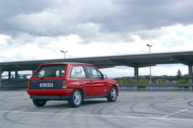 Opel Corsa GSi (1989) – mattschwarze Spoiler an Front, Seite und Heck