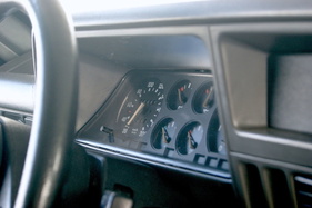 Opel Corsa GSi (1989) – schwarz-weisse Instrumente mit roten und blauen Tupfen