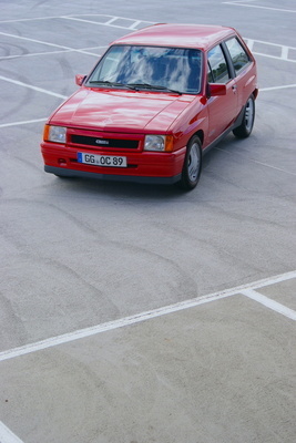 Opel Corsa GSi (1989) – spezieller Kühlergrill mit Schriftzug statt Logo