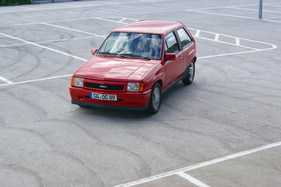 Opel Corsa GSi (1989) – spezieller Kühlergrill mit Schriftzug statt Logo