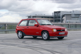 Opel Corsa GSi (1989) – vor dem Adam-Opel-Haus in Rüsselsheim