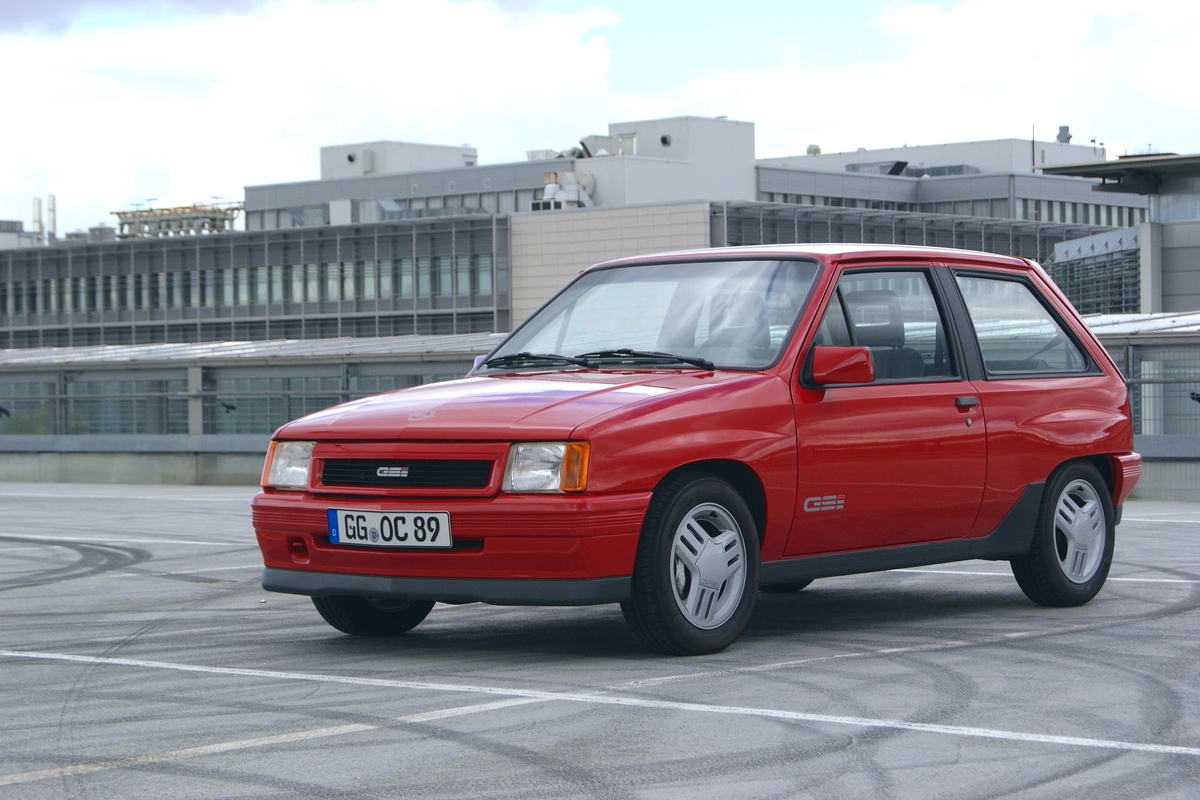 Opel Corsa GSi (1989) – vor dem Design Center in Rüsselsheim