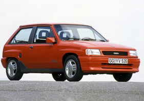 Opel Corsa GSi (1991) – spätes Modell mit Plakette statt Aufkleber auf der Motorhaube