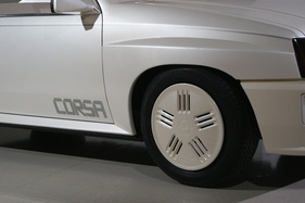 Opel Corsa Spider (1982) – Raddeckel wie der Rekord E