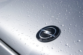 Opel Corsa Strada (1992) – Mit dem Facelift wanderte das Emblem vom Grill auf die Motorhaube