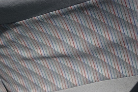 Opel Corsa Strada (1992) – mehrfarbiges Stoffdessin im Stil der Zeit