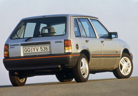 Opel Corsa Swing (1991) – der Viertürer auf einem zeitgenössischen Werksfoto