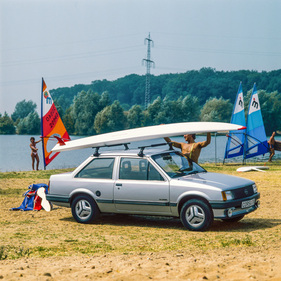 Opel Corsa TR Berlina (1983) – Die Stufenheck-Version auf einem zeitgenössischen Werbefoto