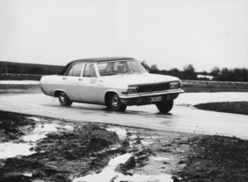 Opel Diplomat (1965) – in voller Fahrt