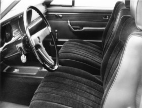 Opel Diplomat (1971) - Interieur mit Sitzbezügen aus Cord, die Kopfstützen werden auf Wunsch geliefert und sind mehrfach verstellbar Opel Diplomat (1971) - Interieur mit Sitzbezügen aus Cord, die Kopfstützen werden auf Wunsch geliefert und sind mehrfach verstellbar