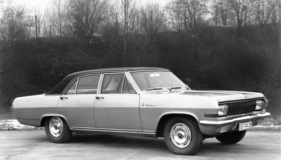 Opel Diplomat V8 (1964) – zeigt seinen Status durch Vinyldach, 15-Zoll-Räder und Schriftzug auf dem Kotflügel