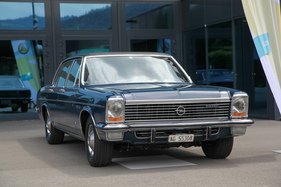 Opel Diplomat V8 (1972) in Nocturnoblau mit schwarzem Vinyldach – Swiss Classic World Luzern 2022