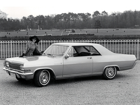 Opel Diplomat V8 Coupé (1965) – Werksfoto mit Dame (1965)