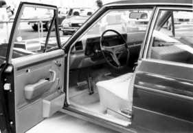 Opel Diplomat am Genfer Automobilsalon 1972 - das Interieur der Modelle Admiral und Diplomat weist geringfügige Retouchen auf
