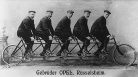 Opel Fahrrad Fünfsitzer (1900) - mit ihren Fahrrädern waren die Opel-Brüder so erfolgreich, dass sie diesen "Pullman" leisten konnten. Von links: Carl, Wilhelm, Heinrich, Fritz und Ludwig