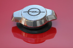 Opel GT 1100 (1970) - Tankdeckel mit Opel-Zeichen