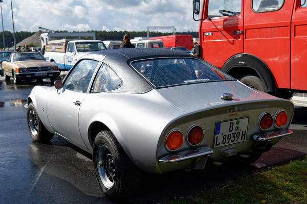 Opel GT 1900 (1970) – selten mit Vinyldach gesehen – Oldtimer-Show Berlin 2022