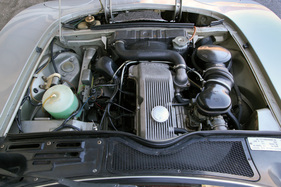 Opel GT 1900 (1971) – Aus Platzgründen musste der Luftfilter neben den Kühler verlegt werden