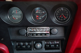 Opel GT 1900 (1971) – Mittelkonsole mit Zusatz-Instrumenten, UKW-Radio, "Klaviertasten" und Zigarrenanzünder