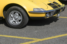 Opel GT (1970) - Lackierung passend zu den Streifen am Boden - Albisgütli Classic Cars & Bikes August 2022
