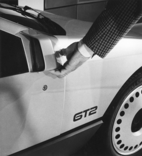 Opel GT 2 (1975) - Türöffner beim Experimentalfahrzeug im Aussenspiegel - Internationale Automobilausstellung (IAA) in Frankfurt 1975