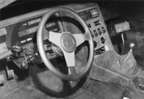 Opel GT 2 (1975) - futuristisches Interieur beim Experimentalfahrzeug - Digitalanzeigen - Internationale Automobilausstellung (IAA) in Frankfurt 1975