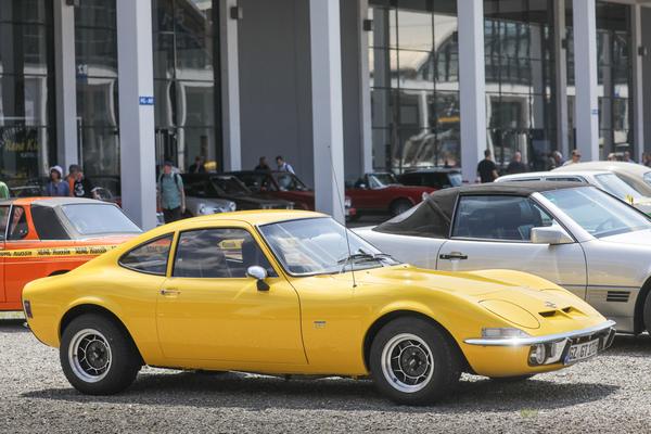 Bild: Opel GT auf dem Oldtimer-Besucherparkplatz - Klassikwelt Bodensee 2024