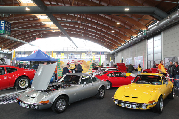 Bild Opel GT in farbenfroher Zusammenstellung - Motorworld Classics Bodensee 2019