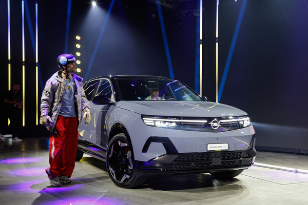 Opel Grandland 4x4 (2025) - vom Snowboarder präsentiert - auf der "Media Stage" der 38. Auto Zürich 2025