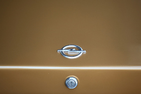 Opel Kadett 1.2 SR Coupé (1978) - Markenzeichen auf dem Kofferraumdeckel