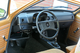 Opel Kadett 1.2 SR Coupé (1978) - Sportlenkrad mit Prallplatte