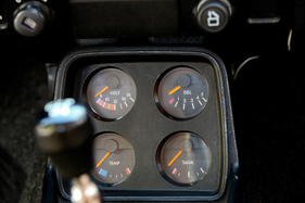 Opel Kadett 1.2 SR Coupé (1978) - Zusatzinstrumente tief in der Mittelkonsole