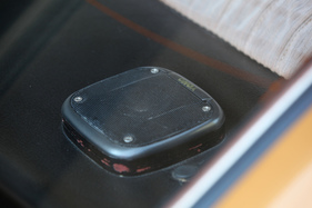 Opel Kadett 1.2 SR Coupé (1978) - damals üblich - nachgerüstete Lautsprecher auf der Heckablage