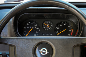 Opel Kadett 1.2 SR Coupé (1978) - die Uhr im Zentrum, Tacho und Drehzahlmesser links und rechts angeordnet
