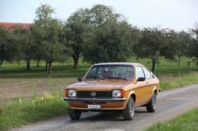 Opel Kadett 1.2 SR Coupé (1978) - erst ab 1977 gab es die in den Scheinwerfern integrierten Blinker