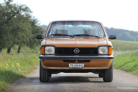 Opel Kadett 1.2 SR Coupé (1978) - kein Garant für Überholprestige, schliesslich sahen auch die langsameren Ausführungen von vorne kaum anders aus