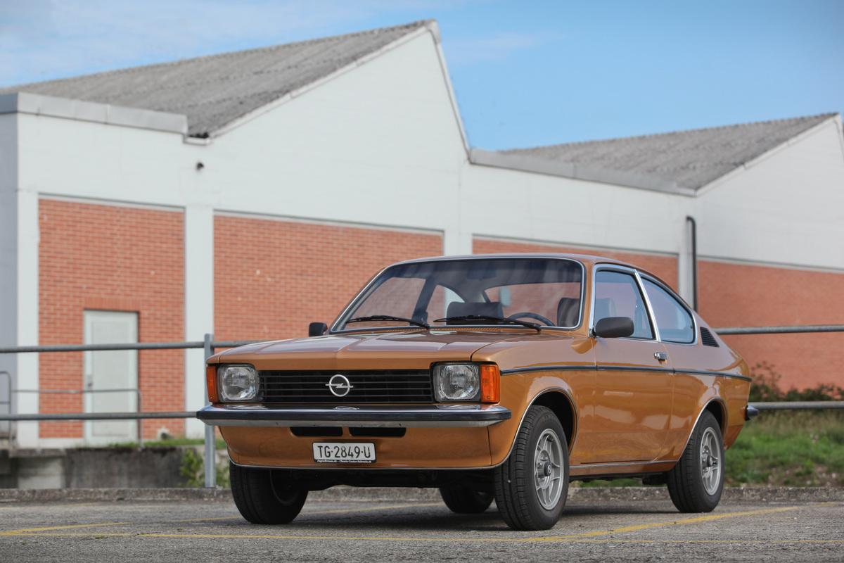 Opel Kadett 1.2 SR Coupé (1978) - passt auf jeden Parkplatz