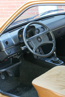 Opel Kadett 1.2 SR Coupé (1978) - sportliches Schwarz dominiert den Innenraum