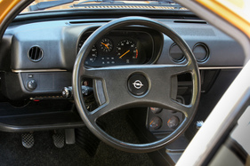 Opel Kadett 1.2 SR Coupé (1978) - übersichtliche Hauptinstrumente