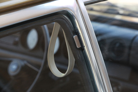 Opel Kadett 1100 (1971) - Halteschlaufen an der B-Säule