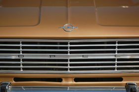 Opel Kadett 1100 (1971) - der Opel-Blitz über, der Opel-Schritzug auf dem Kühler
