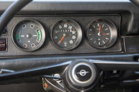 Opel Kadett 1100 (1971) - grosse Anzeigen für Geschwindigkeit und Zeit
